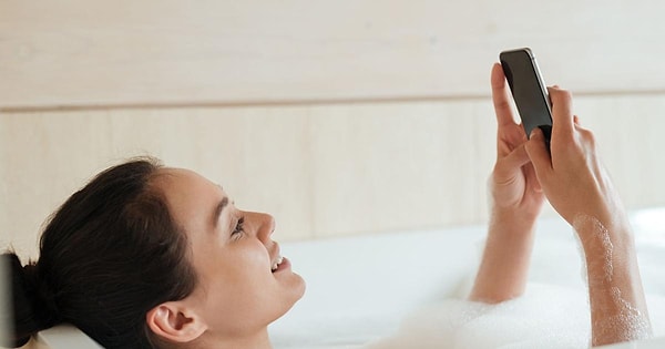 Moreover, the steam and humidity in the bathroom can gradually seep into the device, degrading the quality of the screen and shortening battery life. Worst of all, it carries the risk of electric shock in wet environments.