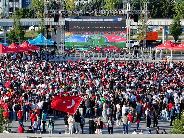 Türkiye’de meydanlarda kurulan dev ekranlar bu maçta olmayacak.