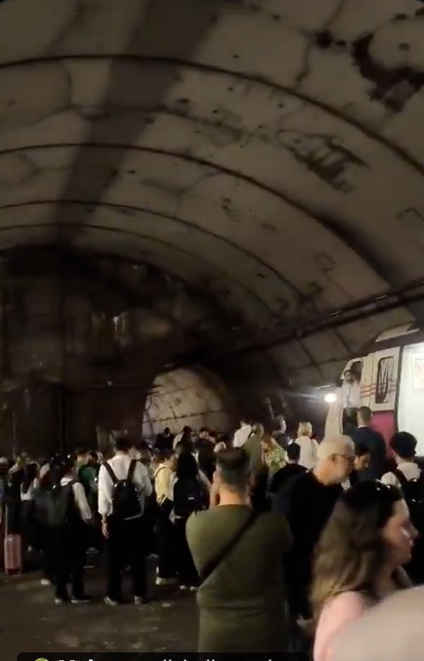 İstanbul'da toplu taşımanın en çok kullanılan hatlarından biri olan M4 metro hattında korku dolu anlar yaşandı.