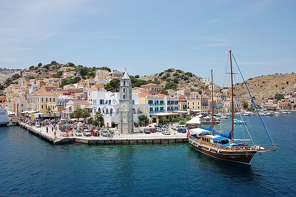 8. Simi Adası'nı gören yamaçlar