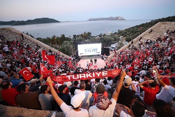 2 bin yıllık antik tiyatroda Dünya Kupası için bir araya geldiler.