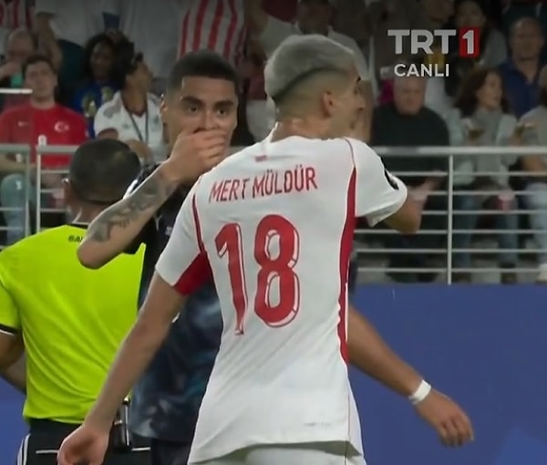 Pozisyonu izleyen hakem, Miguel Almiron'a kırmızı kart gösterdi.
