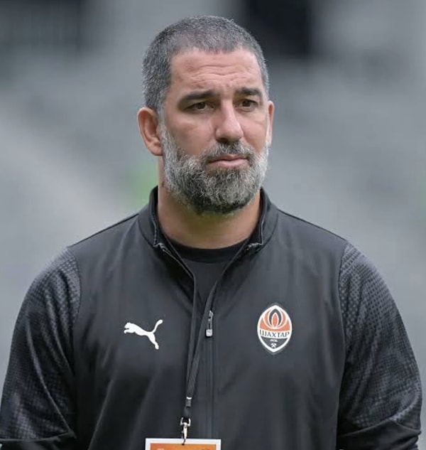 Türk futbolunun unutulmaz isimlerinden Arda Turan, futbolculuk kariyerinin ardından başladığı teknik direktörlük yolculuğunda da adından söz ettirmeye devam ediyor.