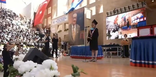 Öğrencinin Konuşmasını Tüm Salon Ayakta Alkışladı