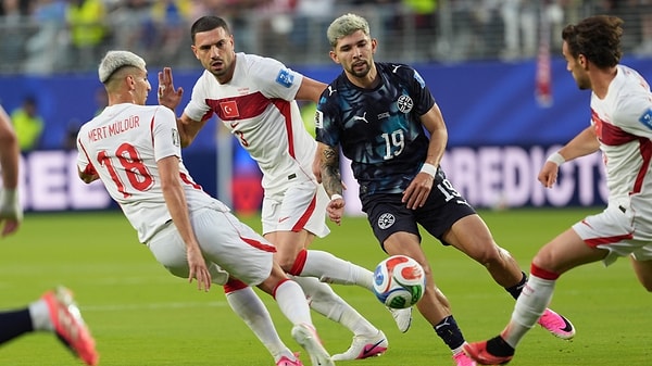Dünya Kupası'na gol atamadan veda eden A Milli Futbol Takımı'nın performansı Türkiye'de geniş yankı uyandırdı.