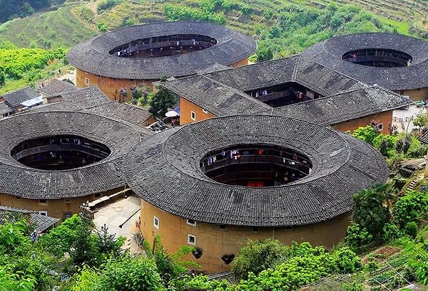 Tulou evlerinin kale benzeri dış görünüşü sadece görsel bir tercih değil, tamamen hayatta kalma stratejisiydi.