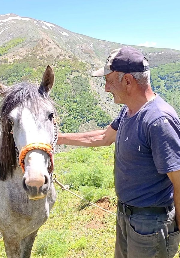Yalnızlığın insanı delirten değil, iyileştiren bir yönü olduğunu savunan Aydemir, modern dünyanın 'başarı' ve 'eğlence' kalıplarına da meydan okuyor.