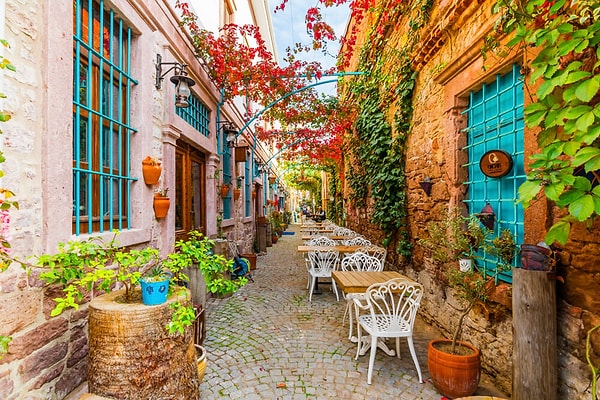 1. Cunda sokaklarında kaybol.