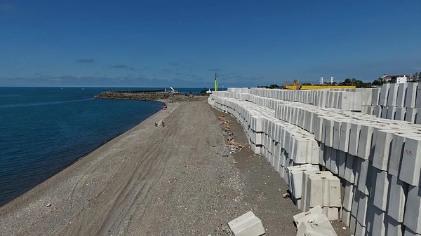 Proje kapsamında yaklaşık altı bin adet dev beton blok sahile yerleştiriliyor.