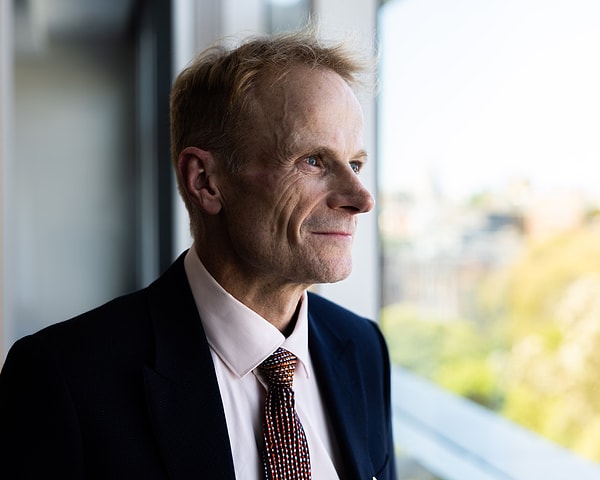 Tıp dünyası, kariyerinin en parlak döneminde amansız bir hastalıkla yüzleşen ve bu süreci insanlık için umut verici bir deneye dönüştüren Prof. Dr. Richard Scolyer'a veda etti.