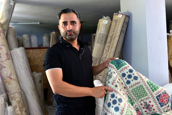Merkez Seyhan ilçesi Akkapı Mahallesi’nde halı yıkama tesisi işleten Mehmet Emin Evşin, müşterisinden yıkamak için 2 yorgan ile 2 battaniye teslim aldı.