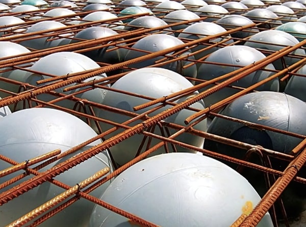 BubbleDeck teknolojisinin kökeni, 1980'lerin başına, Danimarka hükümetinin ekonomik ve ekolojik inşaat çözümleri bulmak adına başlattığı bir girişime dayanıyor.