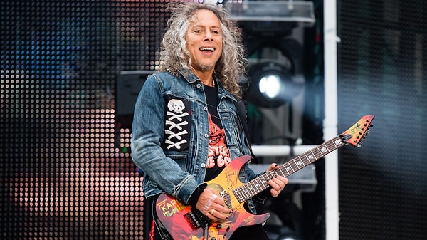 Birisi riff çalarken diğeri solo atıyor.