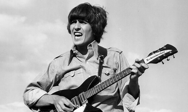 George Harrison'ın gitar solosu şarkıyı rock marşına dönüştürdü.