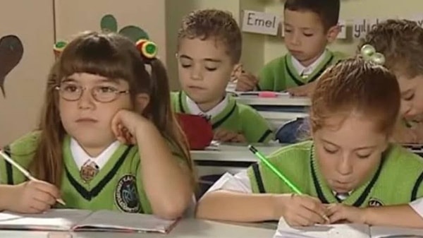 Sihirli Annem'de Buket karakteri, Çilek ve Kaan ile aynı sınıfta okuyan sevimli bir öğrenciydi.