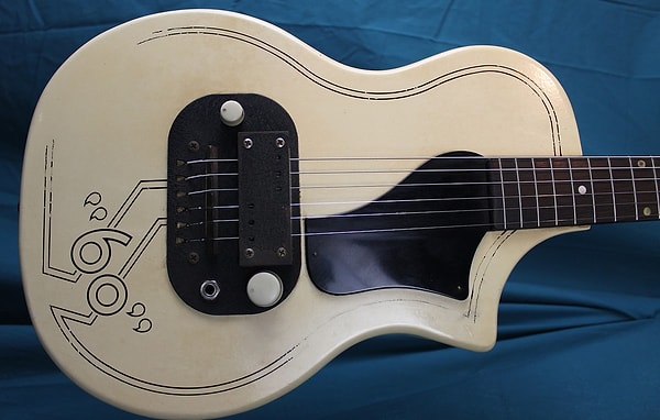 Gitarları ters çevirip çalardı.