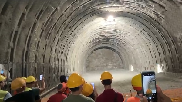 Proje kapsamında inşa edilen düz zemin rotası trenlerin daha az enerjiyle çalışmasına imkan tanıyor