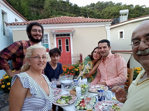 Bazı kullanıcılar bunu baba oğul arasındaki siyasi anlaşmazlığa bağlarken aranan yanıt yine aile üyelerinden geldi.