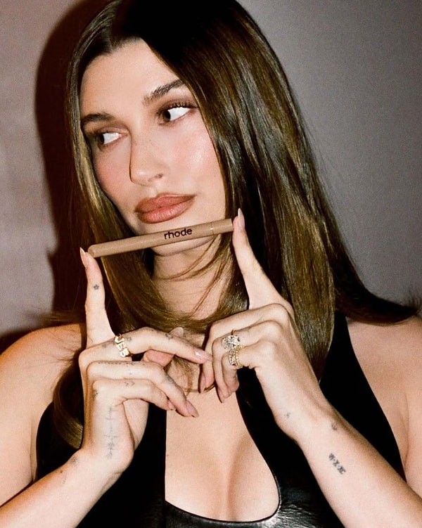 Hailey Bieber, not only renowned for her modeling career but also as the founder of the brand Rhode, is one of the most talked-about style icons in the world today.