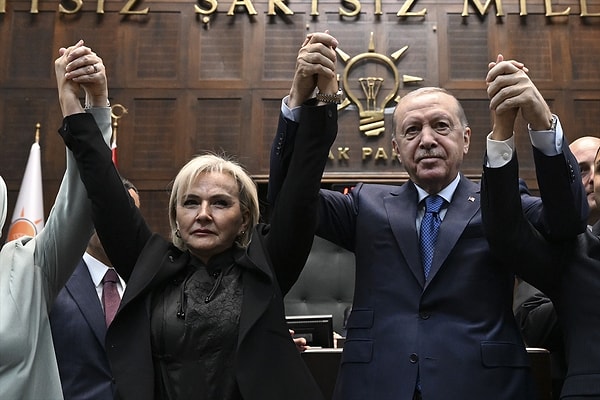 CHP’den istifa eden İstanbul Milletvekili Nimet Özdemir, AKP Grup Toplantısı’na katıldı. Özdemir’e grup toplantısına gelirken AK Parti Grup Başkanvekili Özlem Zengin eşlik etti.