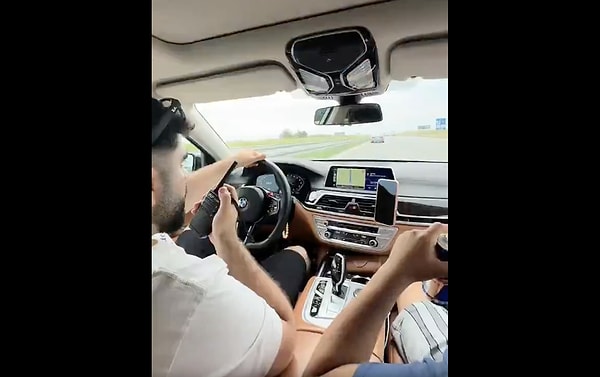 Saatler süren araba yolculuklarını "Sıla Yolu" notuyla paylaştılar.