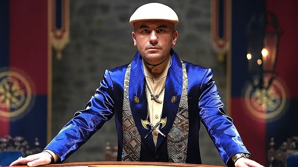 Dünyanın birçok ülkesinde yayınlanan ve geniş bir izleyici kitlesine ulaşan The Traitors formatı, Türkiye uyarlamasıyla da dikkat çekmişti.