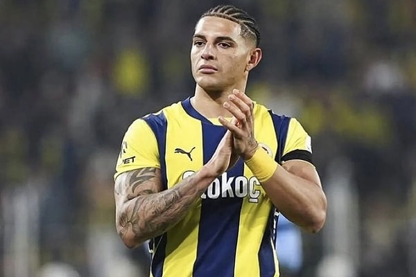 Fenerbahçe, yeni sezon hazırlıklarına başlarken Diego Carlos’un kendisine gönderilen programa uymadığını açıkladı.
