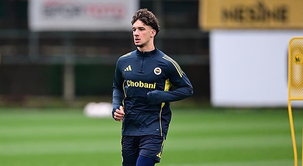 Fenerbahçe’de 2 genç oyuncuyla sözleşme imzalandı.