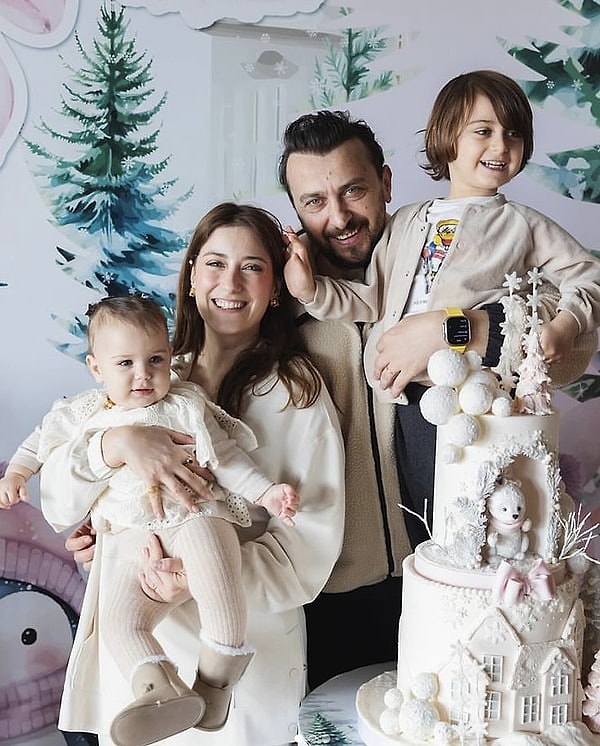 Hazal Kaya ve Ali Atay, özel hayatlarındaki uyumu profesyonel yaşamlarına da taşıyan çiftlerden biri olarak biliniyor.