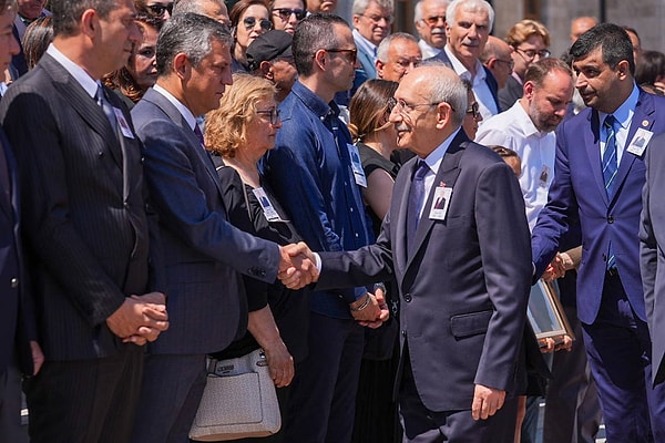 Özgür Özel ve Kemal Kılıçdaroğlu tokalaştı: Mutlak butlan sonrası ilk kez yan yana.