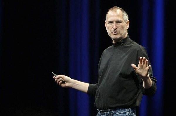 Apple’ın efsanevi lideri Steve Jobs’ın ikonik siyah balıkçı yaka kazağı, kot pantolonu ve spor ayakkabısıyla özdeşleşen bu akım, günümüzde modern insanın karmaşık dünyayla başa çıkma yöntemlerinden biri haline geldi.