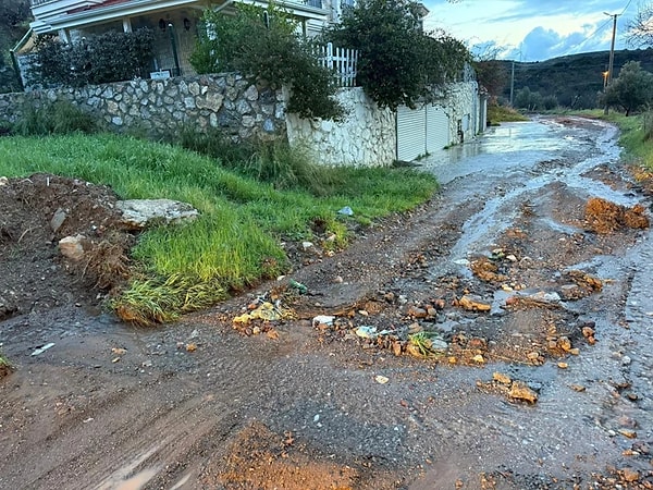 Yol yağmurlu günlerde dereye dönüşüyor.