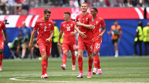 Futbola da tribünlere de baskı sürüyor. Tribünlerin sesi kısık, pankartlar sansür kurulundan geçiyor.