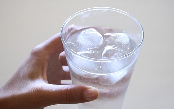 Sıcakta sadece su değil, ter yoluyla sinir ve kas fonksiyonlarımızı düzenleyen elektrolitleri (sodyum, potasyum, magnezyum) de kaybederiz.