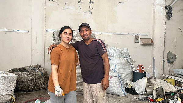 Henüz 8 yaşındayken babasını kaybeden ve çocukluğu rutubetli evlerde, sokaklarda geçen Adnan Aslan, okuma yazması olmayan annesinden öğrendiği "disiplin, azim ve kararlılık" ilkelerini hayat felsefesi yaptı.