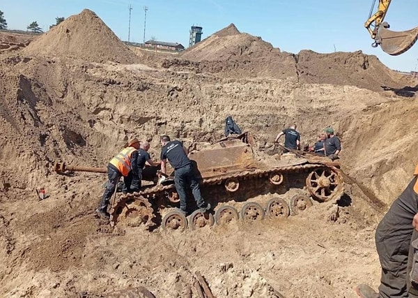 Askeri aracın namlu kısmında yer alan beyaz çizgiler geçmişteki çatışmalara ışık tutuyor