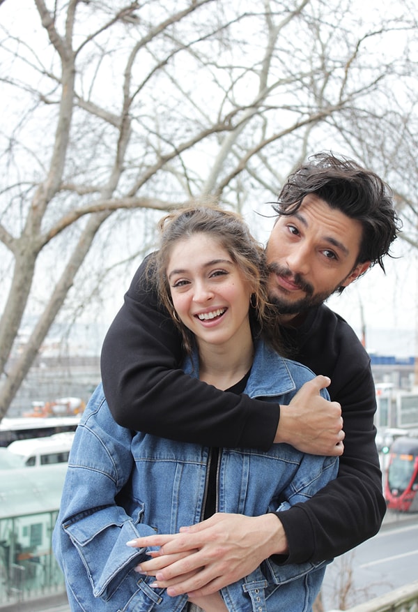Kulislerden gelen bilgilere göre dizinin başrollerini İlhan Şen ile Cemre Baysel paylaşacak.