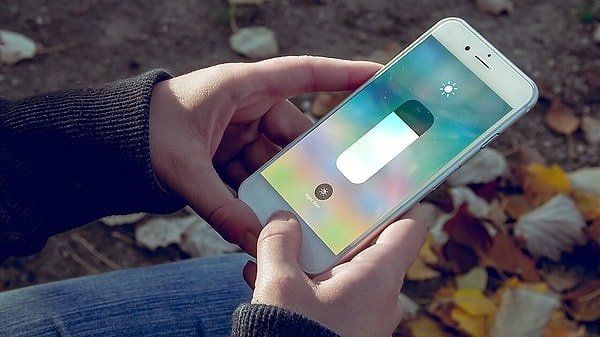 Telefonunuzu ve uygulamalarınızı gereksiz yere sürekli yenilemek yerine daha uzun süre kullanmaya çalışın.