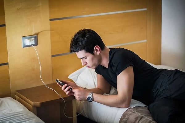 Telefonunuzu tüm gece boyunca şarjda bırakmayın.