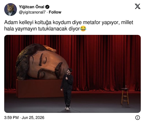 Arka plandaki dev dekor da "kelle kollukta" yorumlarına neden oldu.