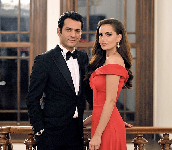 Türk televizyon ve sinemasının sevilen isimlerinden Fahriye Evcen ile Murat Yıldırım'ın yolları ilk kez 2017 yılında vizyona giren "Sonsuz Aşk" filmiyle kesişmişti.