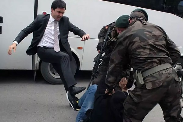 301 madencinin öldüğü Soma'da yaşamını yitiren madencinin yakınını tekmelemişti.