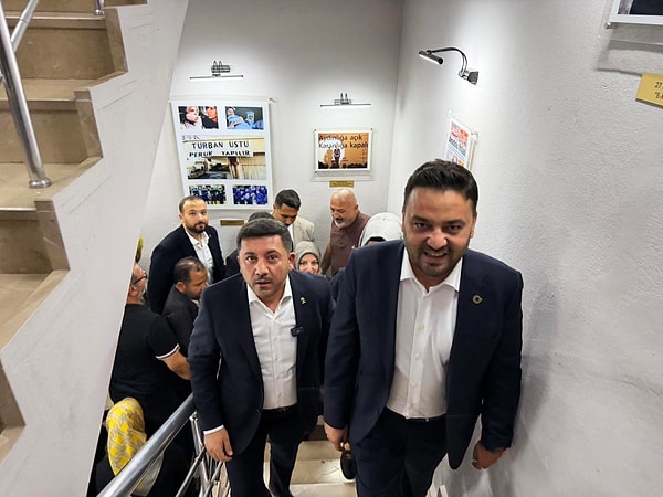 Rasim Arı, fotoğrafın yapay zeka olduğunu ileri sürerek orijinal halini paylaştı.