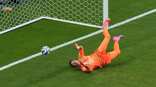 Uruguay, Muslera'nın hatasıyla elendi.