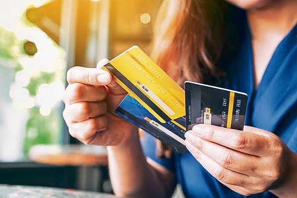 Davranışsal iktisatçıların "ödeme acısı" (pain of paying) adını verdiği fenomene göre, fiziksel olarak nakit para harcamak beyinde hafif bir huzursuzluk ve sızı hissi yaratıyor.