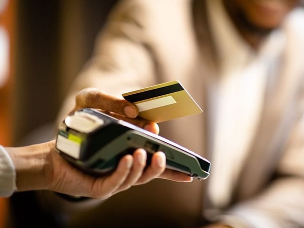 Psikolog Richard Feinberg ve daha sonra onu destekleyen bilim insanlarının yaptığı deneyler, kredi kartı logolarının (Visa, Mastercard vb.) tüketiciler üzerinde şartlandırılmış bir refleks yarattığını kanıtladı.