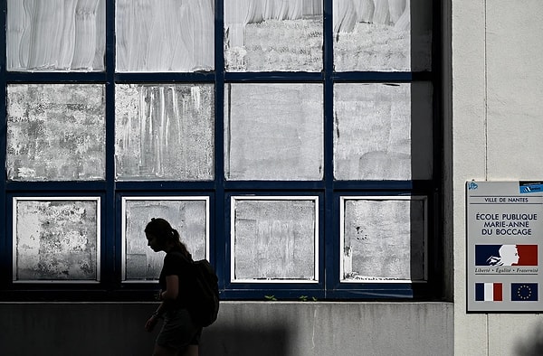 Fransızların binaları ve evleri serin tutmak adına keşfettiği kalsiyum karbonat esaslı tebeşir tozu ("Blanc de Meudon"), ülkede yok satıyor.