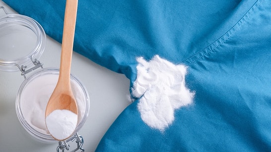 No Vinegar or Baking Soda: Single Ingredient Removes Yellow Stains from White Clothes
