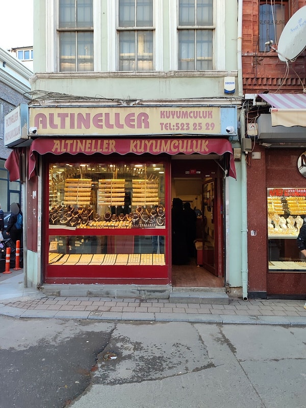 Cemaat tarafından güvenilen bir kuyumcuydu.