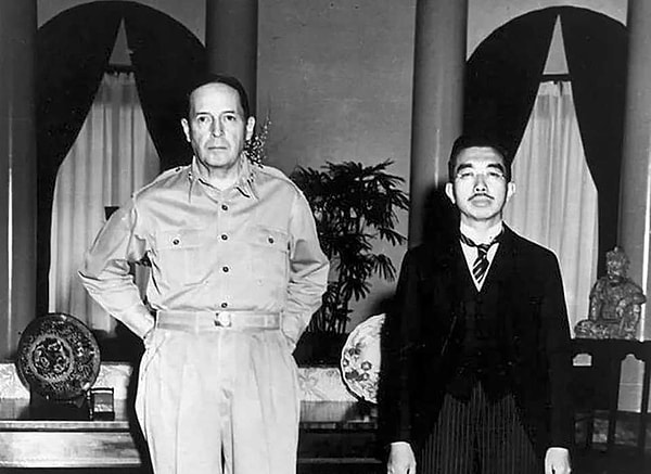 MacArthur beyzbolla bir ülkeyi teslim aldı.